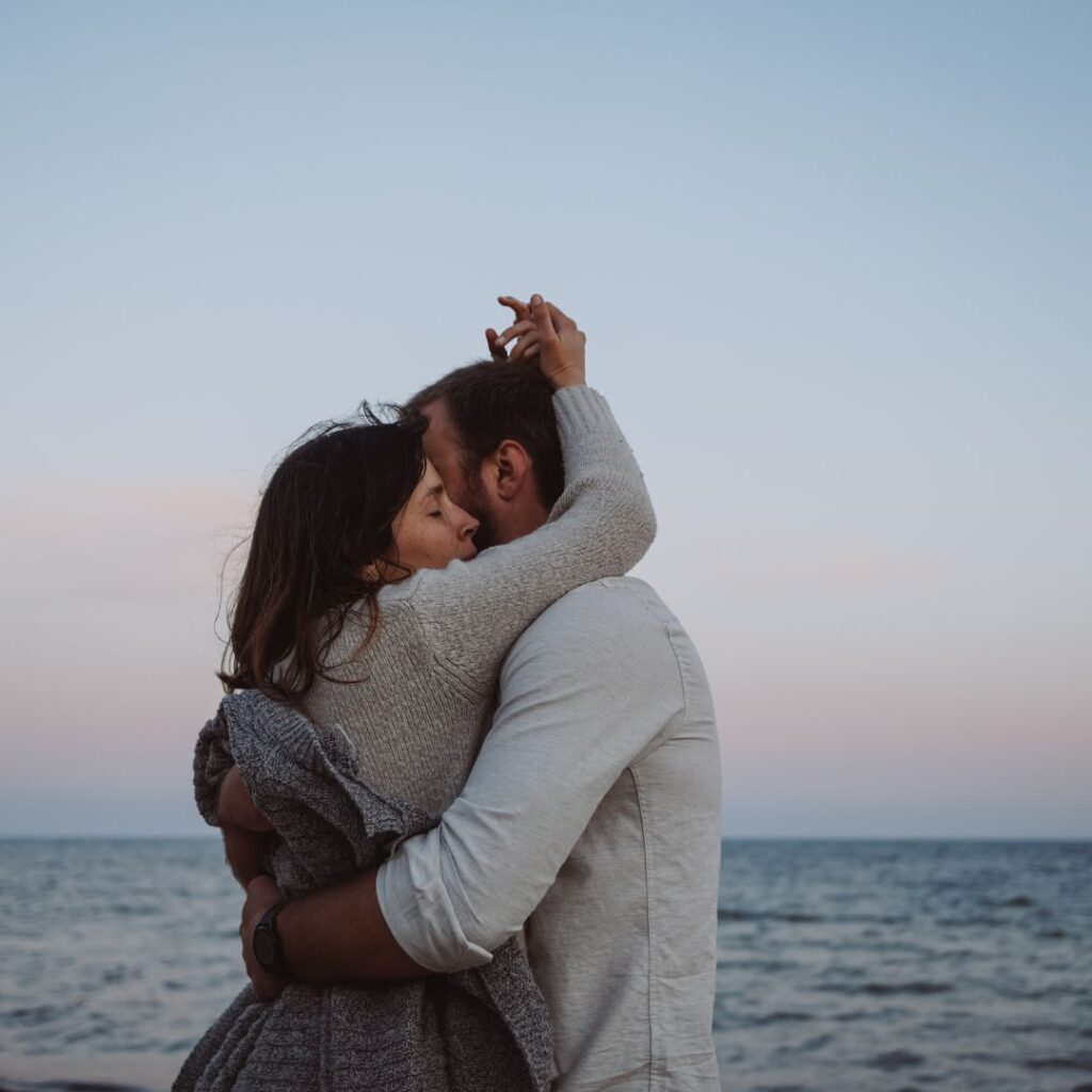 キスをしているカップル